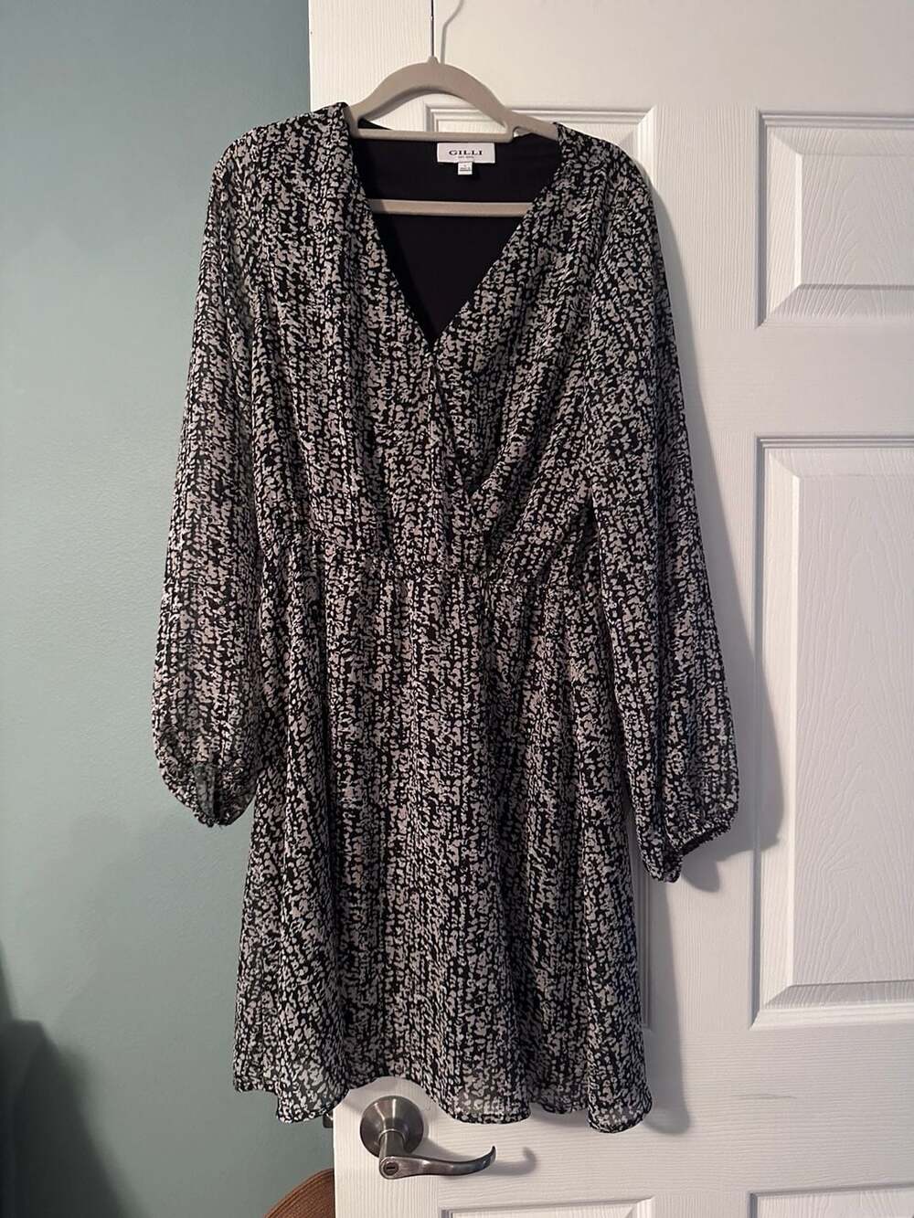 Gilli Black and White Abstract Printed Long Sleeve V-Neck Dress